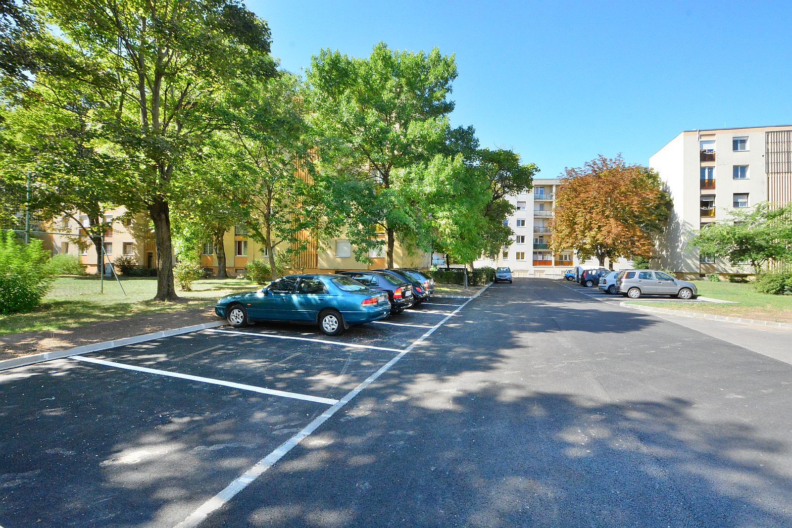 Újabb utak és parkolók újultak meg a Deák Ferenc utcában